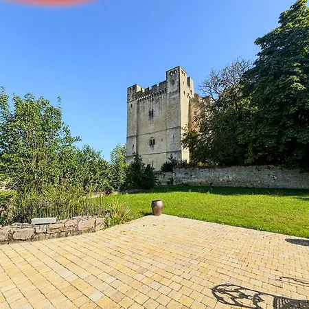 Dom wakacyjny Charmante Maison De Avec Vue Sur Le Donjon Avec Wifi Et Jardin