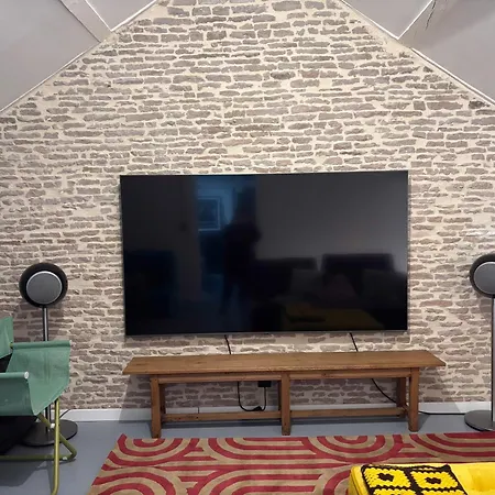 Charmante Maison De Avec Vue Sur Le Donjon Avec Wifi Et Jardin בית נופש *